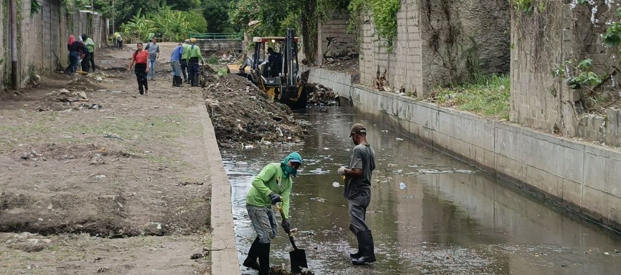 ¡Por fin! Retiran 250 toneladas de basura del caño 1° de Mayo en Las ...