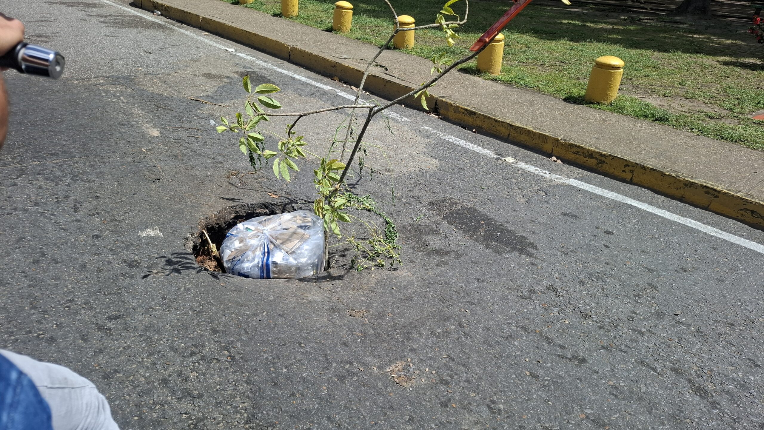 Reportan peligroso hueco en la avenida principal de Las Brisas del ...